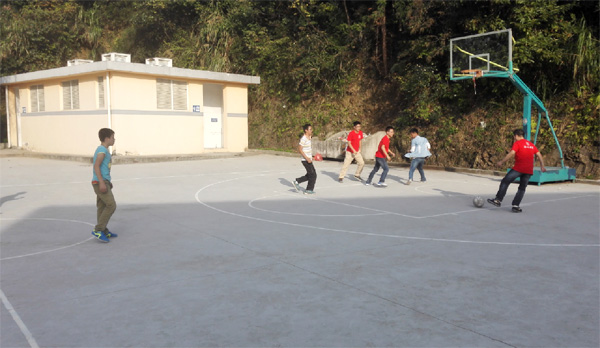 助学活动精纷呈，互动比赛：人生就是博-尊龙凯时梦之队&燕春中学，篮球3：10，足球2：1，羽毛球2：2，乒乓球3：1